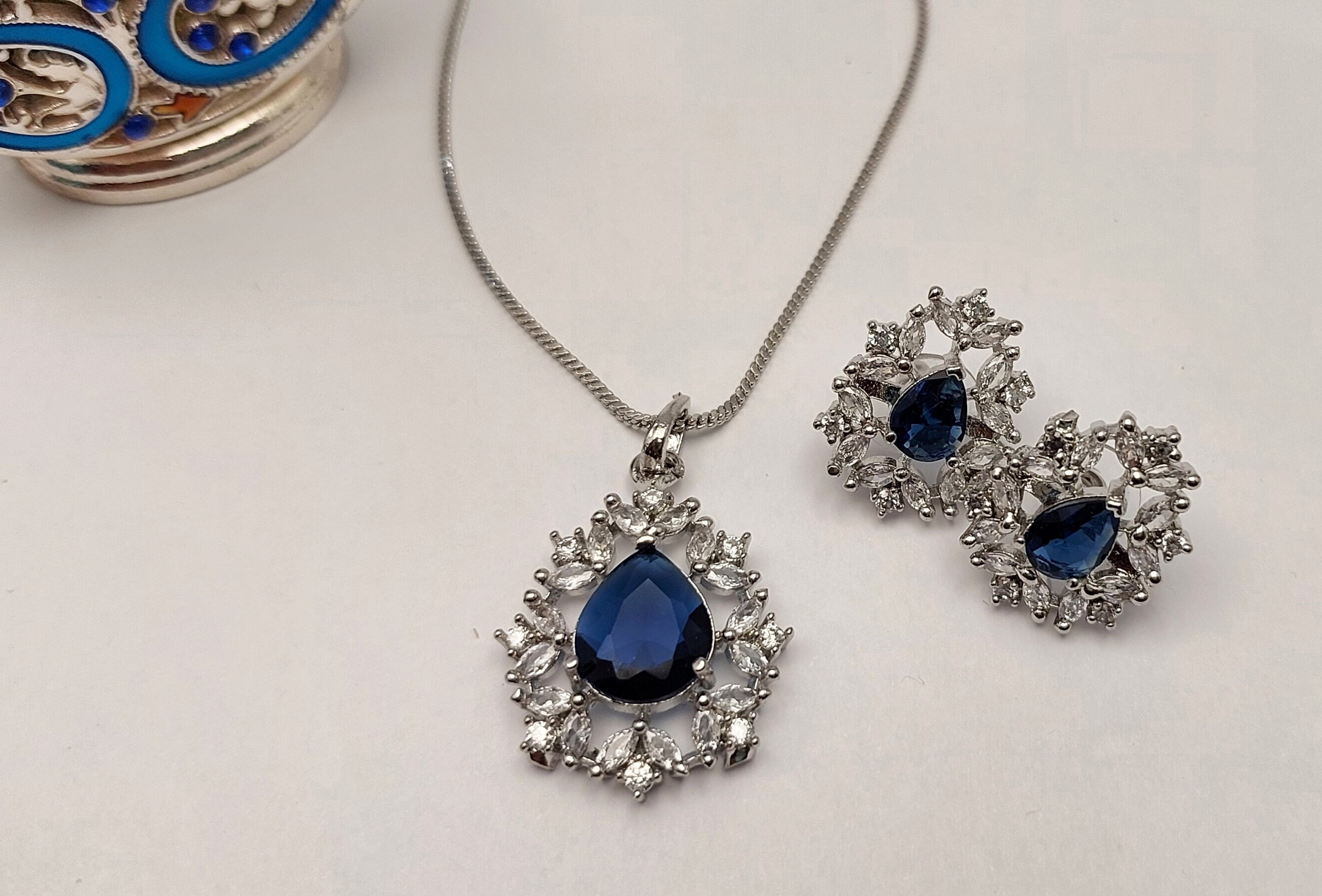 Tear drop pendant set